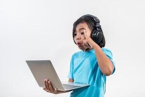 niña usando computadora portátil y lección de escucha en línea. foto