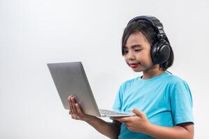 niña usando computadora portátil y lección de escucha en línea. foto