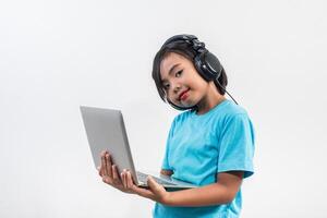 niña usando computadora portátil y lección de escucha en línea. foto