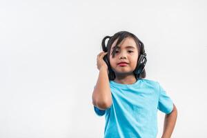 niña escuchando música con auriculares inalámbricos. foto