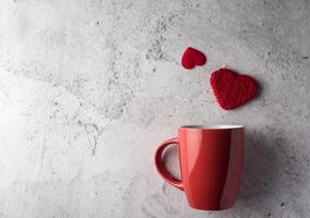 taza roja con corazón, concepto de día de san valentín foto