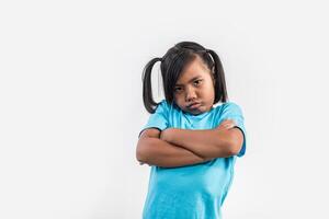 niña se siente enojada en tiro de estudio. foto