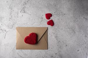 Carta en blanco sobre fondo de madera, concepto de día de San Valentín foto