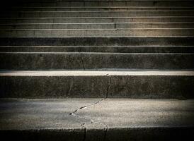 Escalera de hormigón vieja rota con agrietado foto