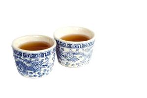 Tazas de té chino sobre fondo blanco. foto