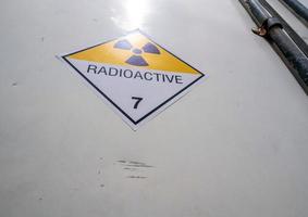 Señal de advertencia de radiación en la etiqueta de transporte clase 7 en el contenedor foto