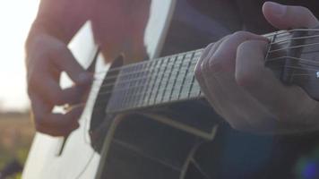 homme tatoué joue à la guitare acoustique video