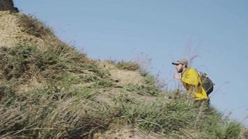 maschio con uno zaino che corre in montagna video