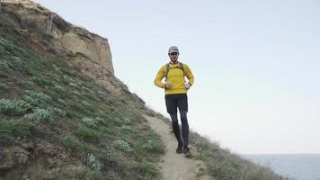 uomo che corre in montagna video