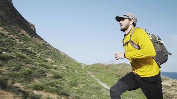 hombre corriendo en las montañas video