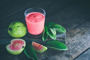 jugo de guayaba en madera foto