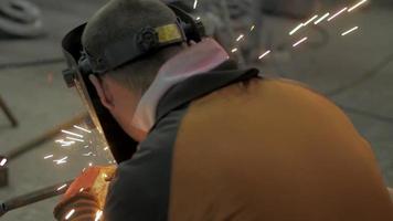 lavoratori in una maschera di saldatura in un'officina siderurgica video