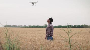 agricultor con drone en campos de trigo de verano video