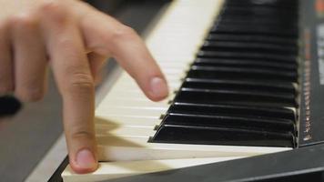 close-up de um homem tocando um piano sintetizador