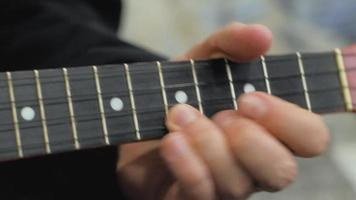 processen att stämma och spela på en ukulele video