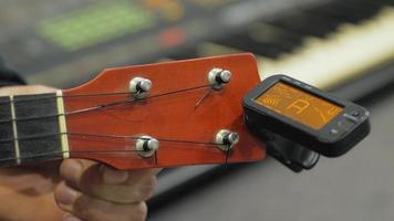 un dispositivo per accordare e suonare su un ukulele video