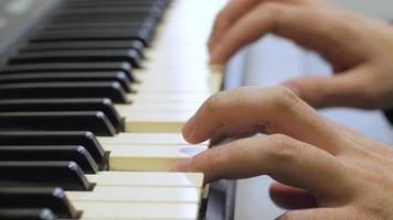 homem tocando um piano sintetizador video