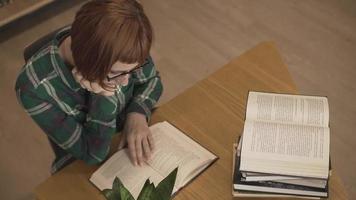 une femme branchée lit un livre video