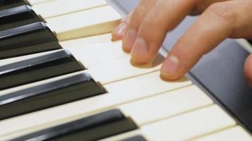 close-up van het spelen op een synth piano video