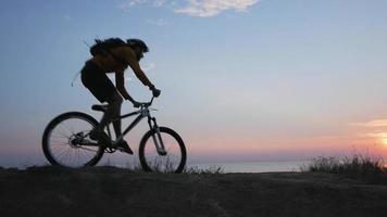 hombre joven en bicicleta de montaña video