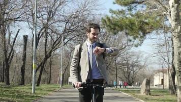 jonge zakenman op een elektrische scooter video