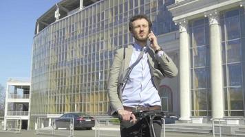 homme d'affaires sur un scooter électrique video