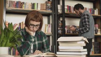 jonge vrouw leest een boek video