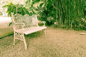 Viejo banco en el parque - filtro de efecto vintage foto