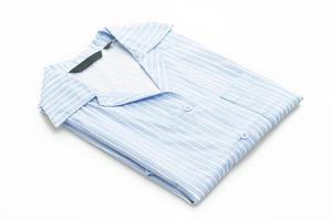 Camisa azul con franja blanca aislado sobre fondo blanco. foto
