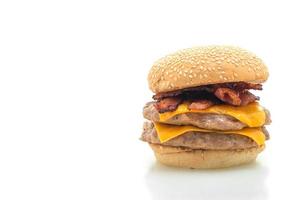 Hamburguesa de cerdo o hamburguesa de cerdo con queso y tocino aislado sobre fondo blanco. foto