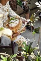 Máscara de lakhon khol tradicional ceremonia de baile traje en wat svay andet sitio del patrimonio cultural inmaterial de la unesco en la provincia de kandal, camboya foto