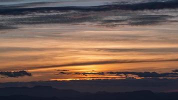 metraggio ad alta definizione timelapse di alba e tramonto sull'ora d'oro. video