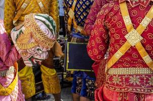 Máscara de lakhon khol tradicional ceremonia de baile traje en wat svay andet sitio del patrimonio cultural inmaterial de la unesco en la provincia de kandal, camboya foto