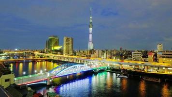 stadsgezicht van de skyline van tokyo, timelapse-video van kantoorgebouw