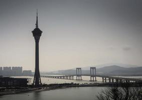 Torre de Macao y vista del horizonte de la zona del puente de Taipa en un día brumoso en China foto