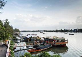 Restaurante turístico barcos y paisaje en Riverside en el centro de la ciudad de Kampot, Camboya foto