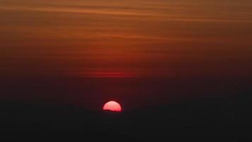 Zeitraffer-High-Definition-Aufnahmen von Sonnenaufgang und Sonnenuntergang zur goldenen Stunde.
