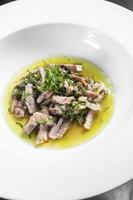 cerdo adobado con ajo y cilantro salsa de aceite de oliva plato de tapas gourmet