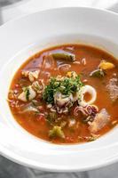 Caldeirada de lulas sopa de guiso de marisco de calamar en salsa picante de tomate y verduras en el restaurante de Lisboa foto