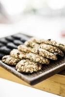 Galletas de avena orgánica fresca mixta en pantalla de panadería foto