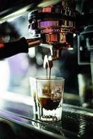 Hacer café espresso de cerca los detalles con la moderna máquina de café