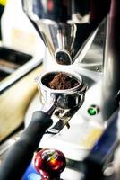 Hacer café espresso de cerca los detalles con la moderna máquina molinillo de café café foto