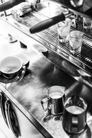 Hacer café espresso de cerca los detalles con la moderna máquina de café