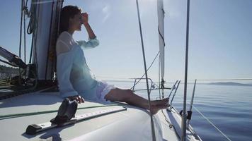 junge Frau entspannt auf Segelboot.