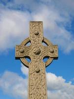 cruz de piedra sobre el cielo azul foto