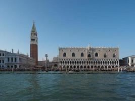 Plaza de San Marcos visto frente a la Cuenca de San Marcos en Venecia. foto