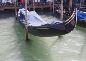 Bote de remos en góndola en Venecia. foto