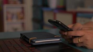 femme SMS sur téléphone intelligent mobile pour social en ligne à la maison. video