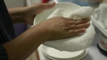 manos de mujer está limpiando utensilios de cocina en casa. concepto de las tareas del hogar