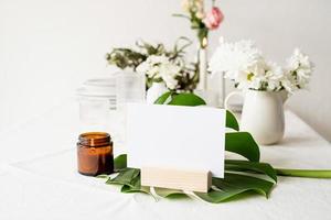 simulacro de carpa de mesa, menú o soporte para folleto sobre tropical foto